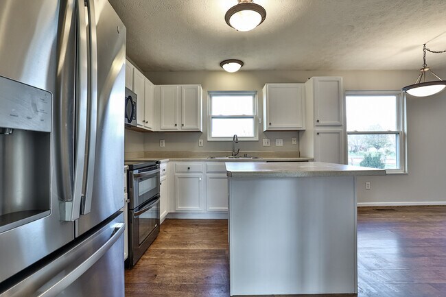 Building Photo - 200 Regency Square