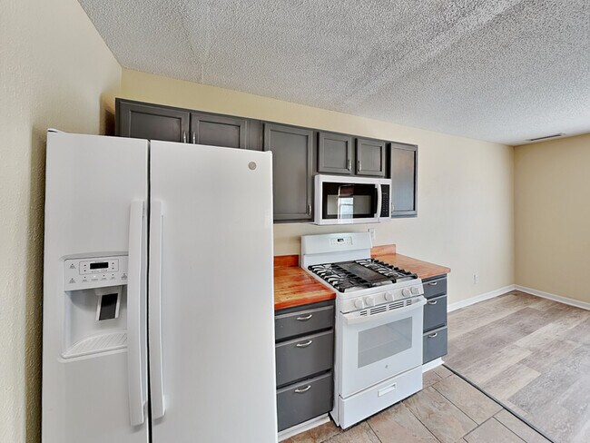 Foto del edificio - 385 Kimbrough Dr