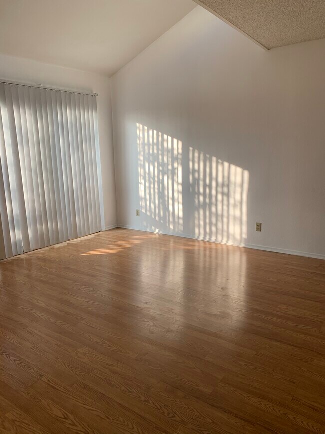 Living room - 315 S Harvard Blvd