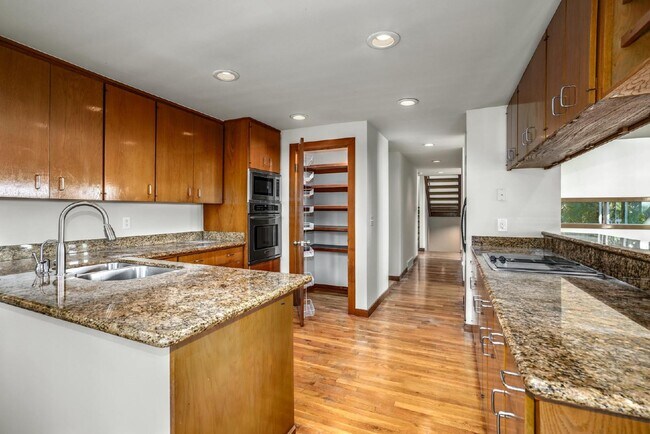 Foto del edificio - Outstanding Lake Sammamish Views. Private ...