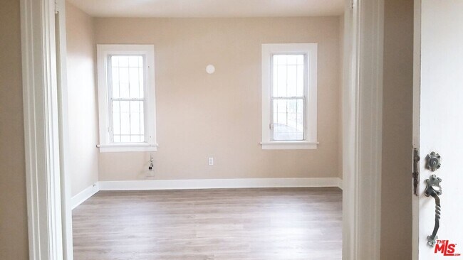 Building Photo - 1073 S Norton Ave
