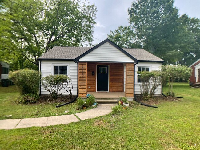 Foto del edificio - Adorable, Renovated Bungalow with Huge Yard and Deck!