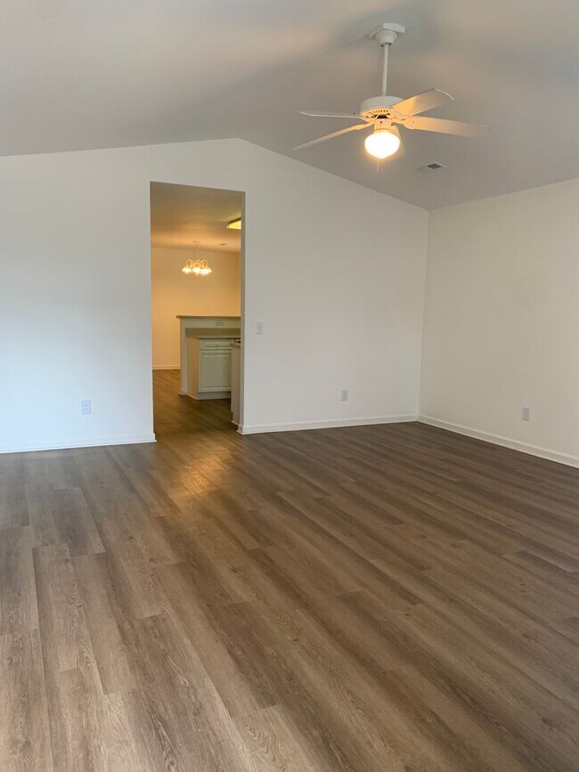 Foto del edificio - 3 Bedroom, 2 Bath House Available Now on Hillsdale Drive