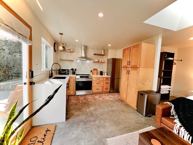 Foto del edificio - 4588 Winona Ave