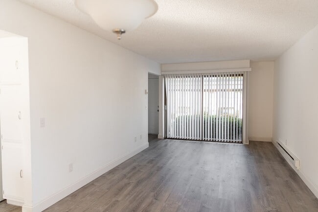 Building Photo - Updated 3 bedroom, 1.5 bathroom townhome.
