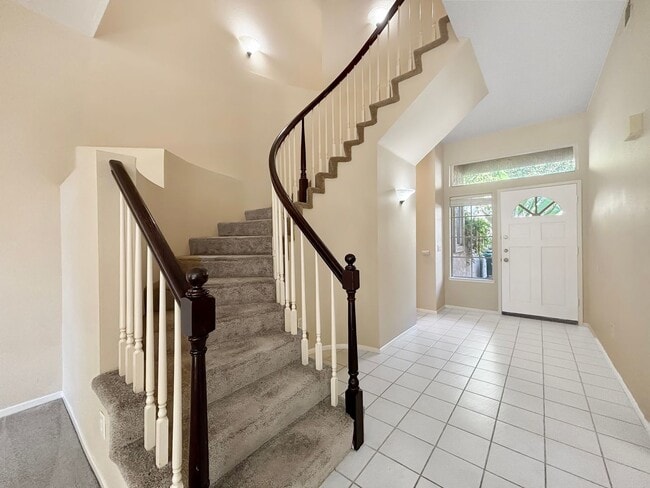Foto del edificio - Beautiful 3BD/2.5BA Townhouse in Tierrasan...