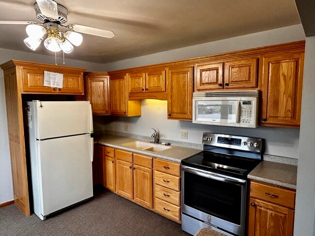 Granite countertops - 694 Tilson St N