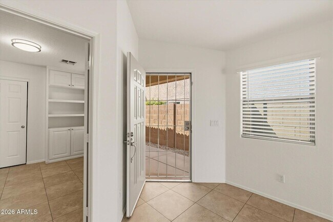 Building Photo - 2212 E Vista Bonita Dr
