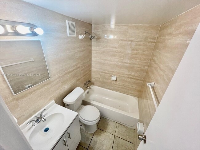 Foto del edificio - 651 NW 177th St