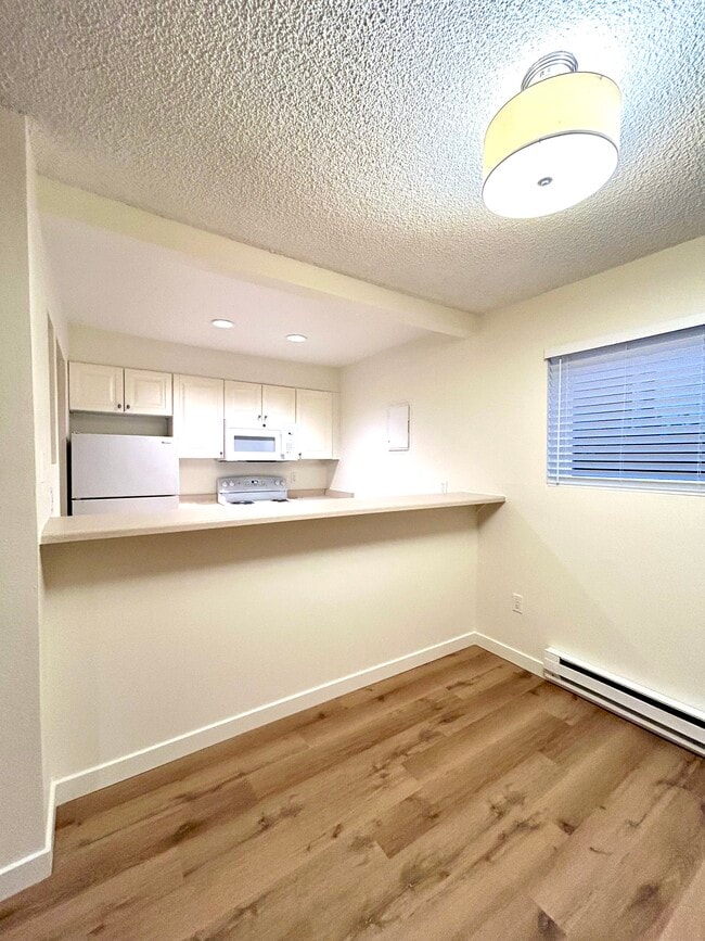 Kitchen with bar - 3017 127th Pl SE