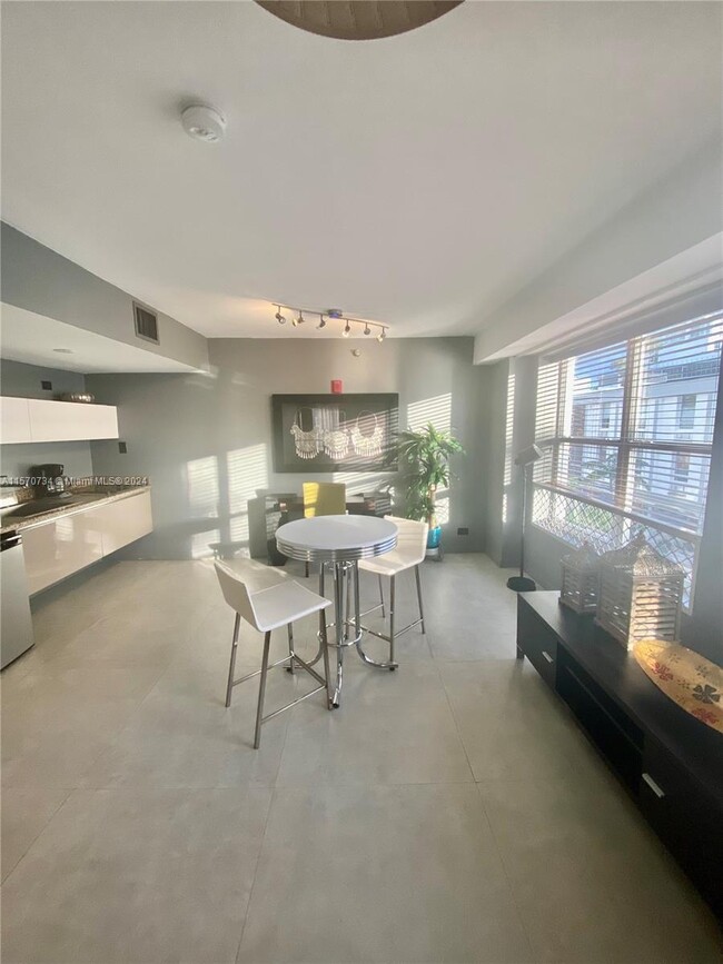 Building Photo - 100 Collins Ave