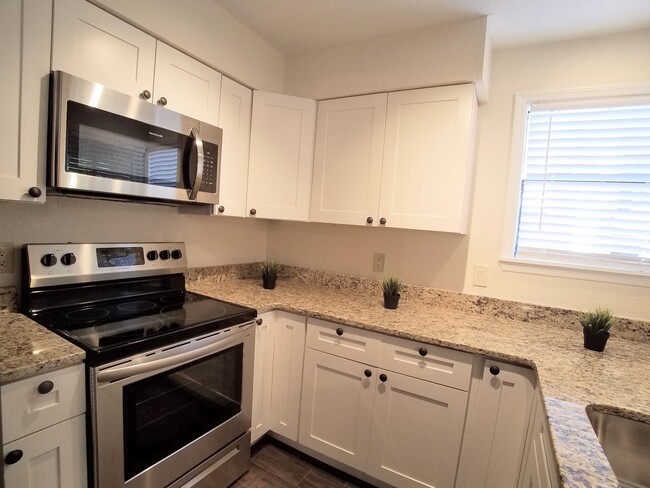 Building Photo - FOR RENT! Fabulous Full Remodeled 1/1 Wint...