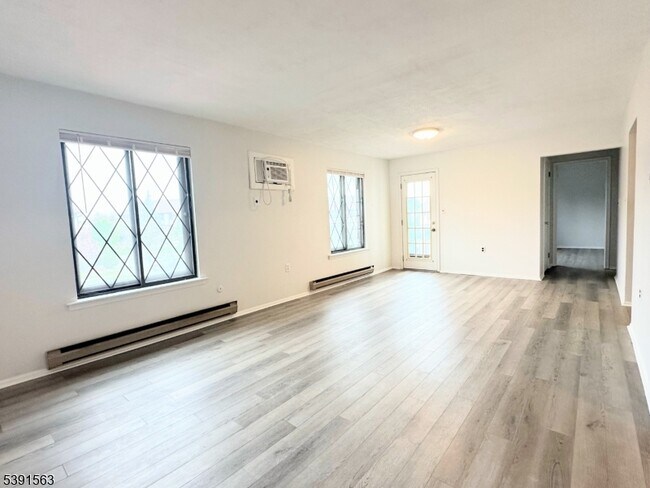 Foto del edificio - 70 Farm Rd