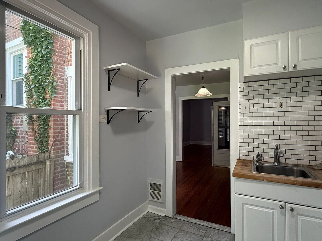 Foto del edificio - Charming 3-Bedroom Brick Row Home in Desir...
