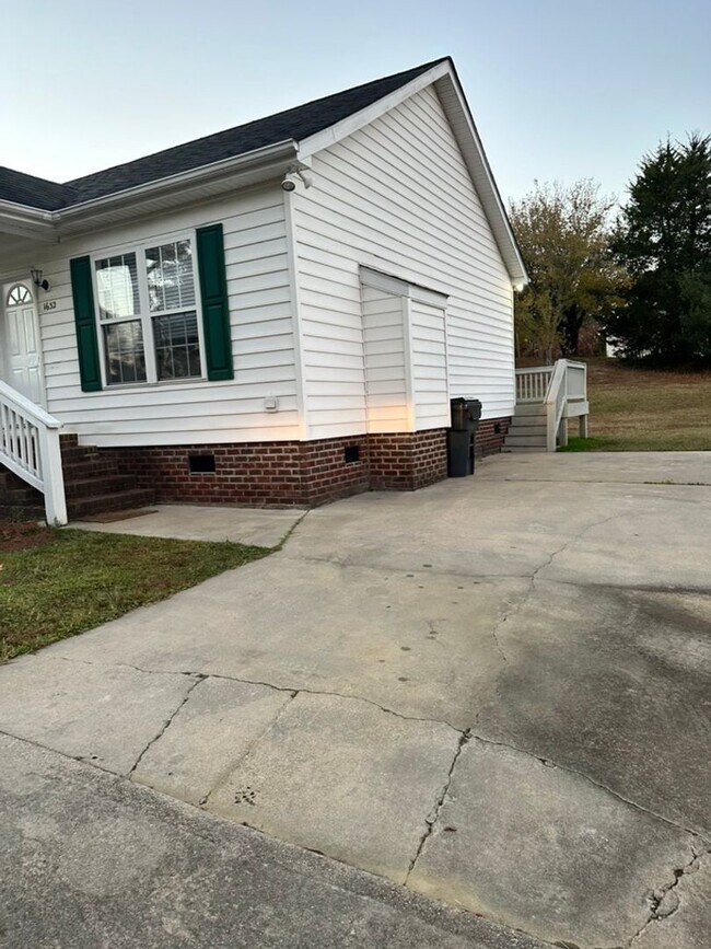 Foto del edificio - Graham Ave Duplex