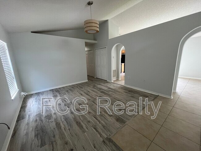 Foto del edificio - 2049 Whispering Trails Blvd