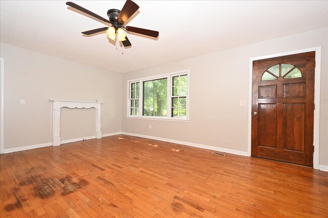 Spacious living room - 610 Avenue C SE