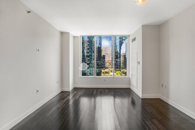 Building Photo - 333 Main St