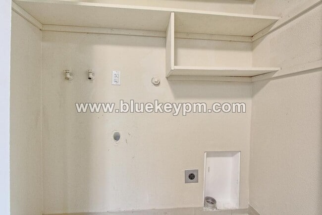 Building Photo - 2 Bed, 1 Bath Duplex in Lincoln Neighborhood