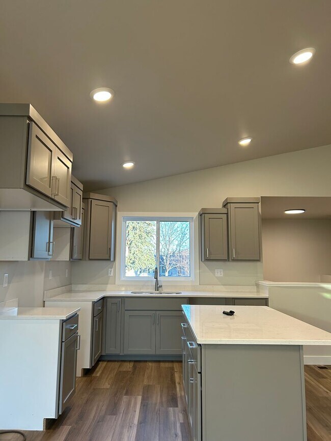 Foto del edificio - Brand New Luxury Home in North Fargo – 4 B...