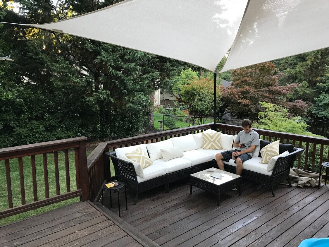 two tier deck and shade sail pole creates an awesome outdoor space - 16524 SW Timberland Dr