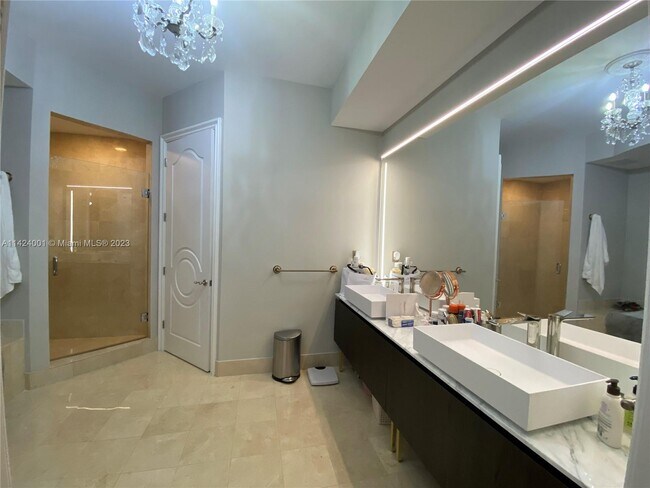 Building Photo - 18101 Collins Ave
