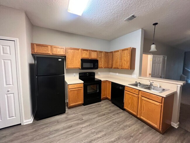 Building Photo - Great value for this 2/2.5 Westside home!