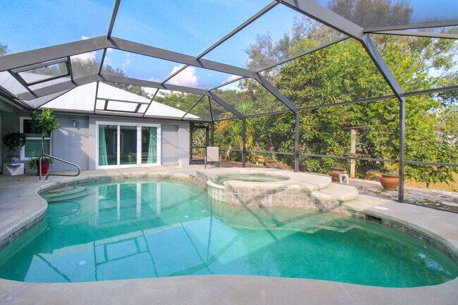 Foto del edificio - ** FIRST MONTH RENT FREE ** UNFURNISHED 3/2 FIRST FLOOR PRIVATE POOL HOME ** MOVE IN ASAP ** NO H...