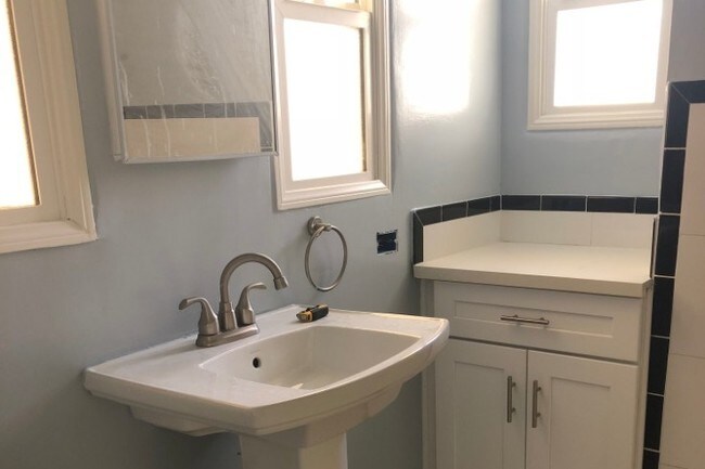 Foto del edificio - 4235 Degnan Blvd