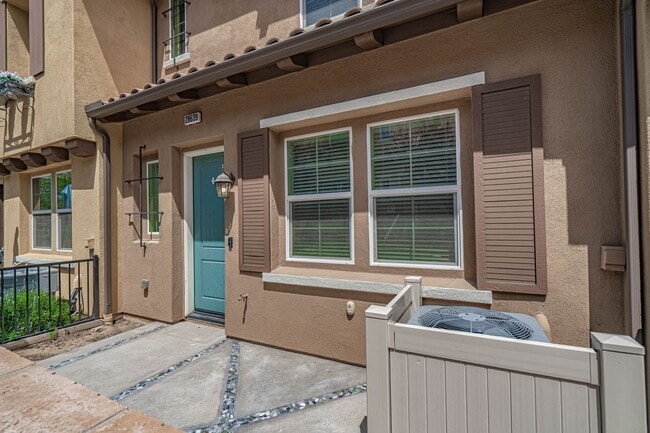 Building Photo - West Creek 3 Bedroom Townhome for Rent in Valencia.