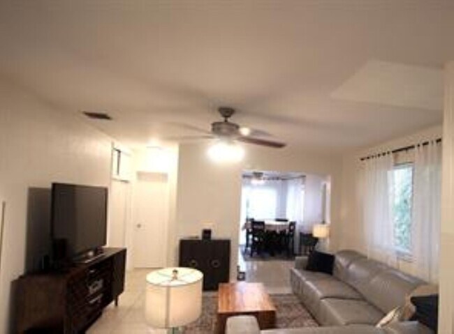 Foto del edificio - 724 NE 23rd Dr