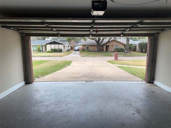 Foto del edificio - 11215 Mayfield Rd