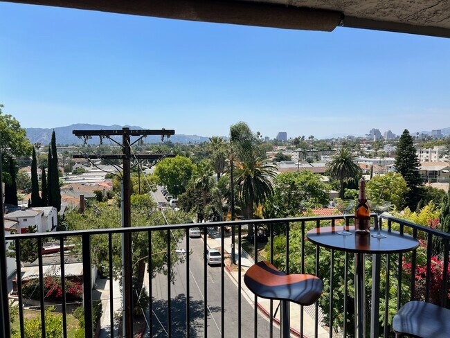 Balcón privado con vistas a la ciudad - 1517 E Garfield Ave