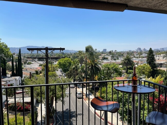 Private Balcony City Views - 1517 E Garfield Ave