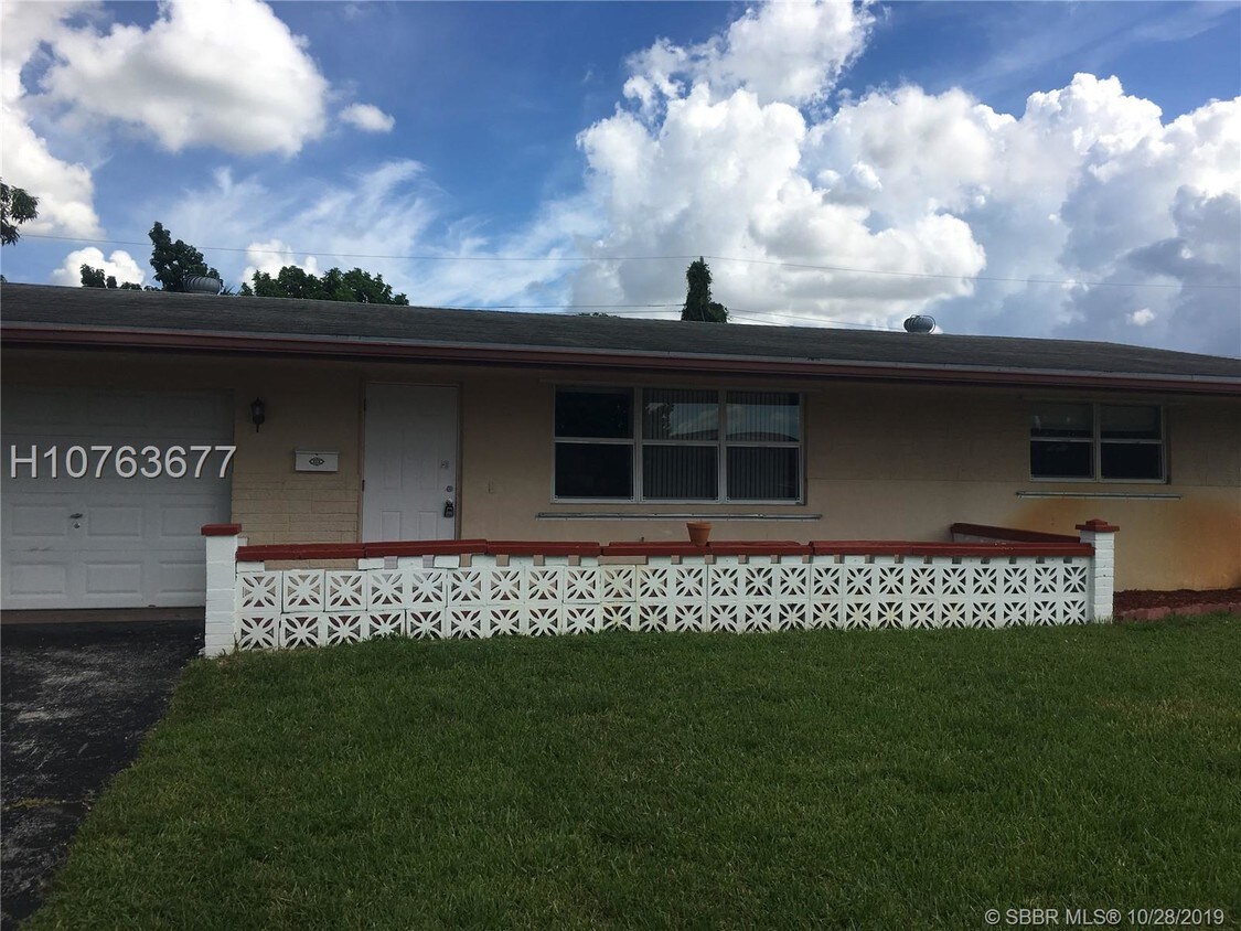 Primary Photo - 8201 NW 15th St