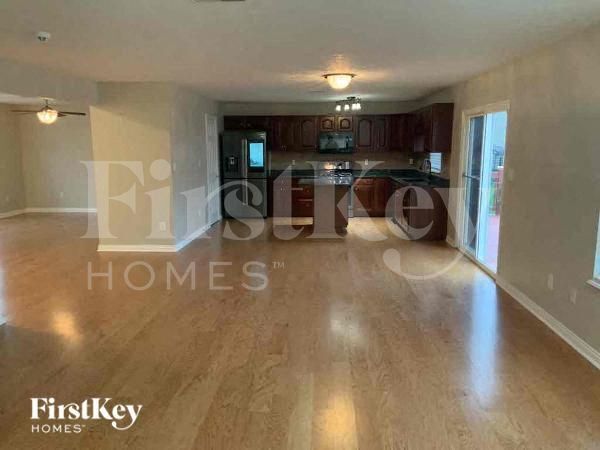 Foto del edificio - 8145 Lawrence Woods Pl