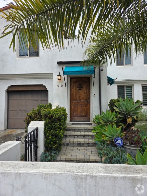 Building Photo - 910 Castillo St