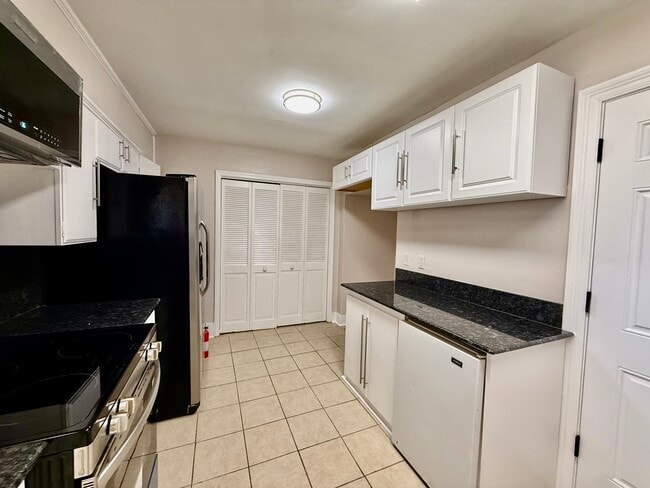 Building Photo - 2946 Madeira Dr