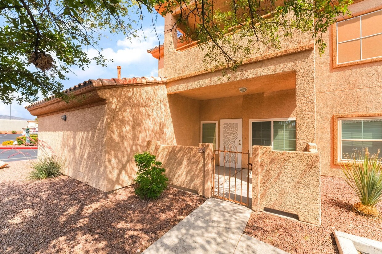 Primary Photo - Spacious Two Bedroom with Garage!