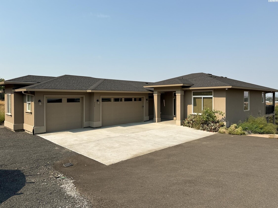 Primary Photo - 4 Bed/2.5 Bath + an Office Home in Richland
