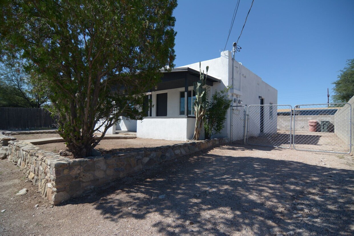 Primary Photo - Remodeled 1 Bedroom 1 Bath Duplex! Close t...