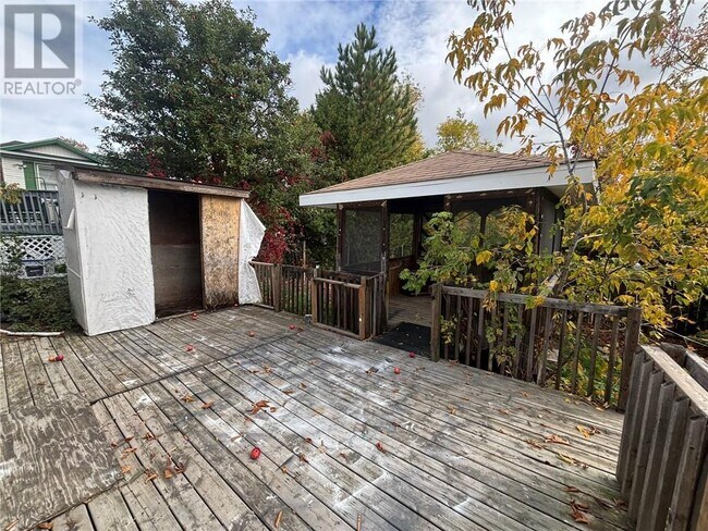 Photo du bâtiment - Spacious 2.5 Bed / 1 Bath Detached Home in...