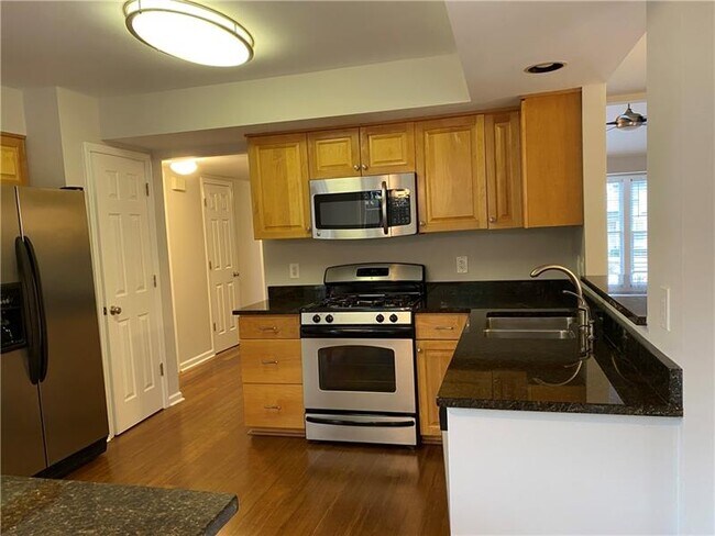 Building Photo - 3370 Glenrose Point