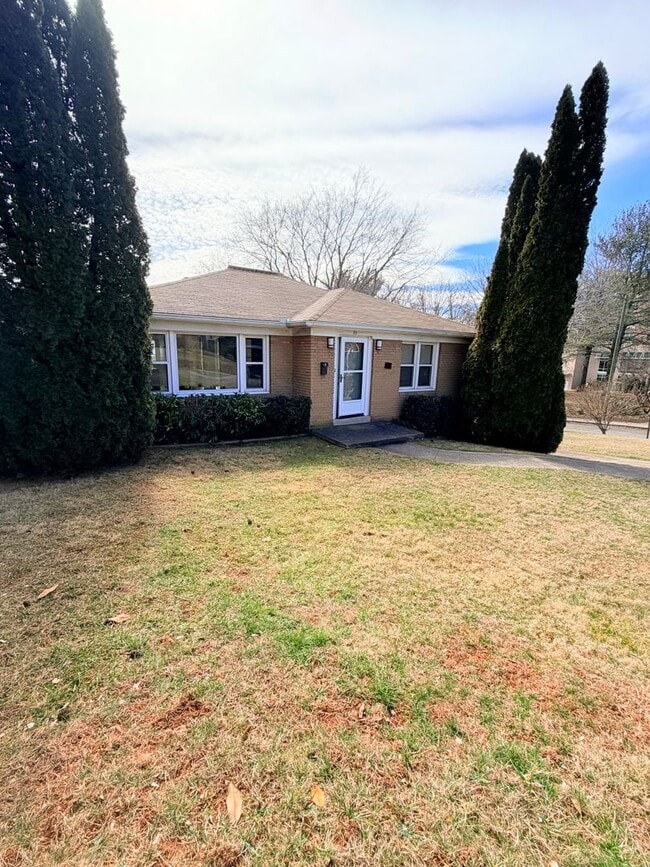 Building Photo - 3 Bed, 2 Bath Pet Friendly Downtown Asheville Location, Available Now - Lawn Care Included!