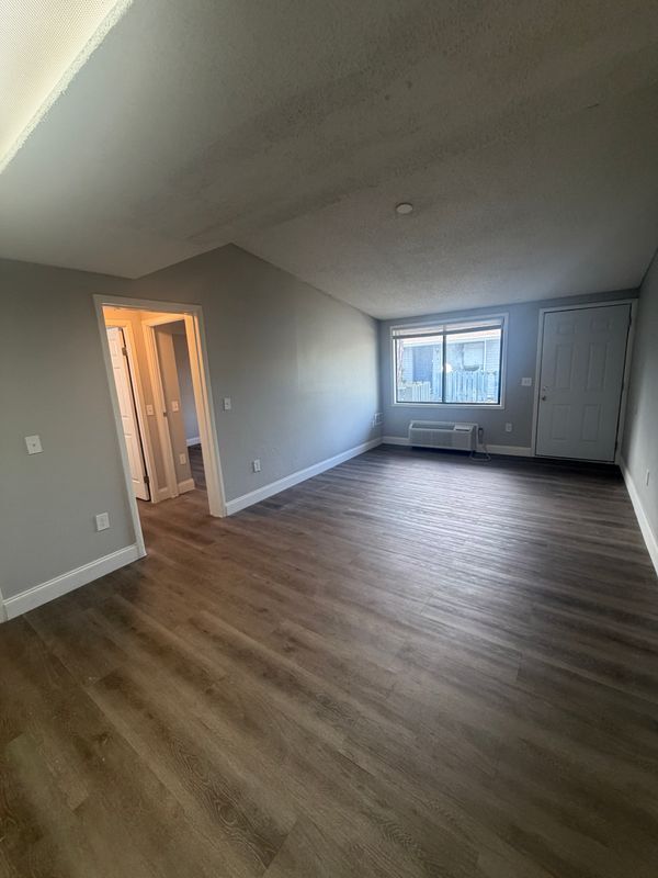 Building Photo - 5063 Elmhurst Rd