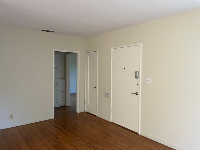 Building Photo - Two Bedroom 1 Bath in East Sacramento