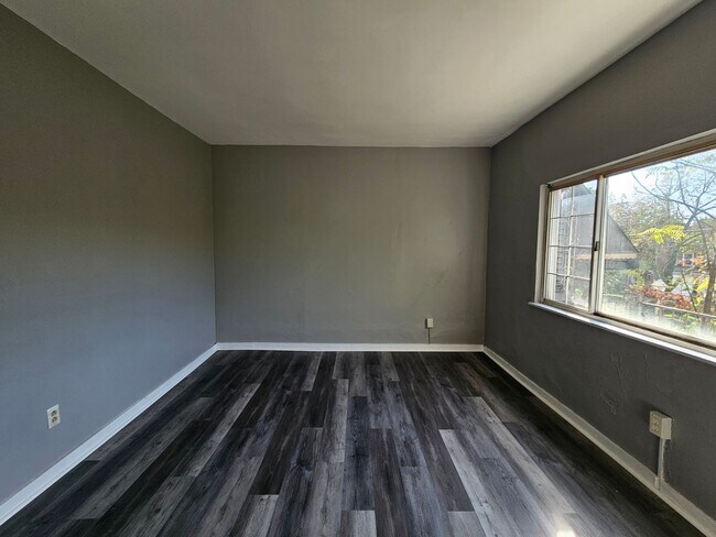 Foto del edificio - 2 bed 1 bath house for rent in Carrick !