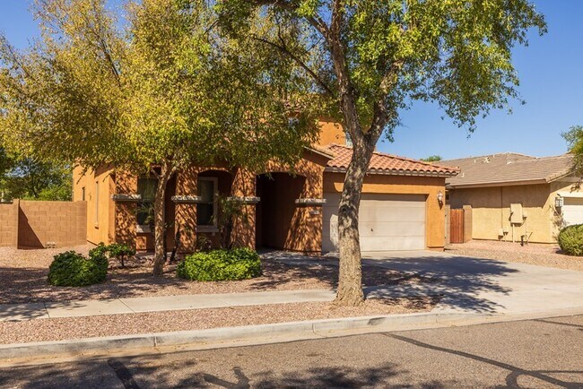 Building Photo - CHARMING HOME WITH HUGE BACKYARD!