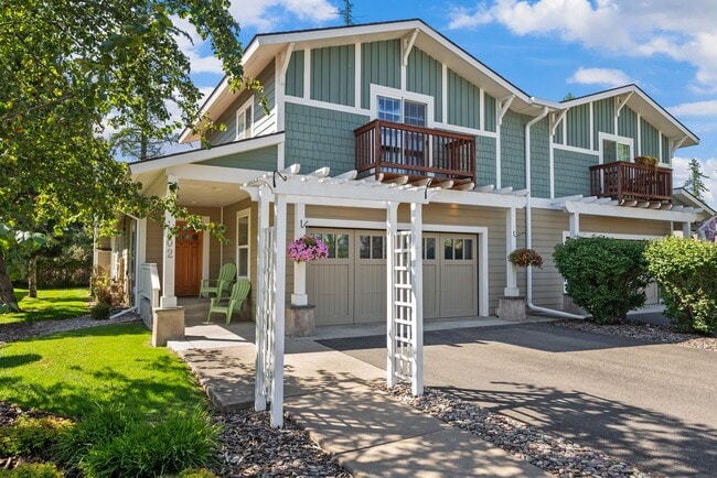 Building Photo - Furnished 2 BR + Den/2.5 BA Whitefish Town...