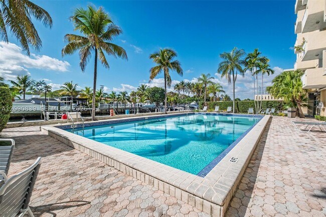 Foto del edificio - 2350 NE 135th St